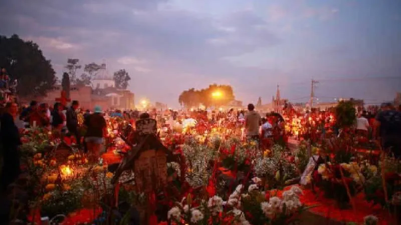 La “Alumbrada” de Mixquic convoca cada año a miles de visitantes que acuden a rendir homenaje a sus seres queridos./ RS