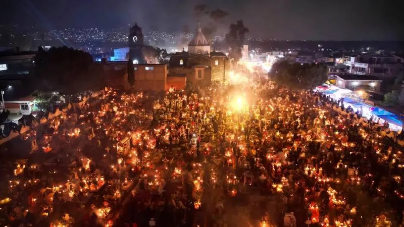 Las calles de Mixquic y Tláhuac se llenan de color con desfiles, altares y ofrendas dedicadas a los fieles difuntos./ RS
