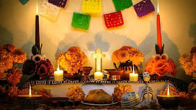 Además, se recomienda colocar las ofrendas solo por un par de días y retirar los alimentos antes de que pierdan su frescura./ Pixabay