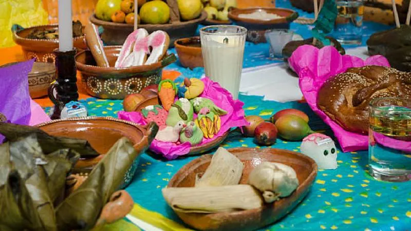 Cada 1 y 2 de noviembre, miles de familias mexicanas colocan ofrendas para recordar a sus seres queridos./ Pixabay