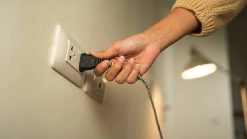 Se recomienda desenchufarlos completamente o usar multicontactos con interruptor, lo que permite cortar el paso de corriente. / Pixabay