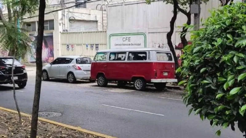 La camioneta donde el actor supuestamente dormía con sus mascotas./ RS