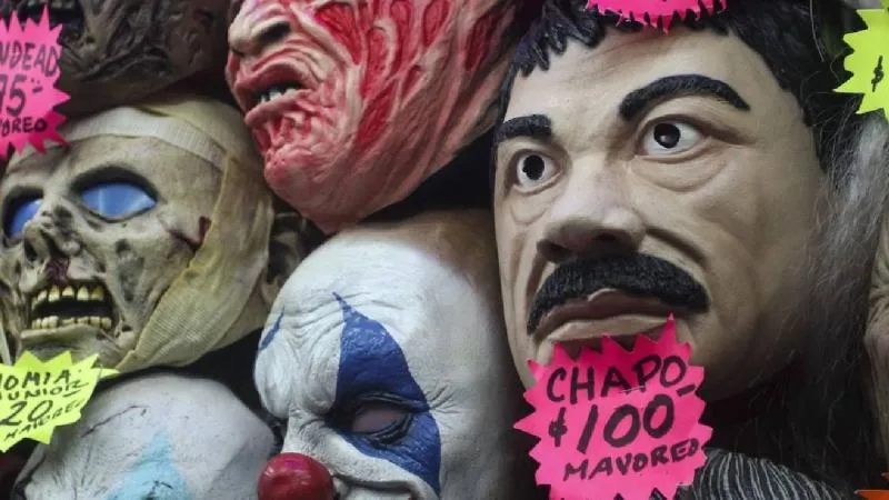 Las multas por usar o exhibir disfraces alusivos al crimen organizado van de 1,037 a 15,561 pesos, según el reglamento municipal./ X