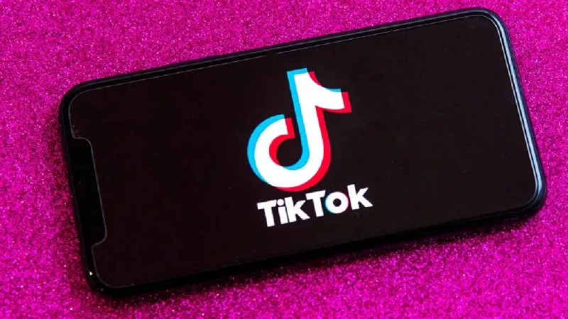 La herramienta selecciona automáticamente los fragmentos más relevantes y adapta el formato para el estilo vertical de TikTok./ X
