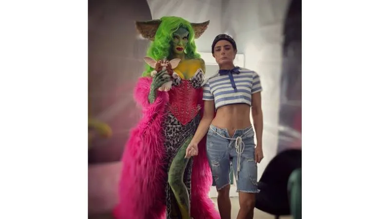 Belinda disfrazada de Greta Gremlin y Aislinn Derbez como Aarón Abasolo. / IG: @aislinnderbez