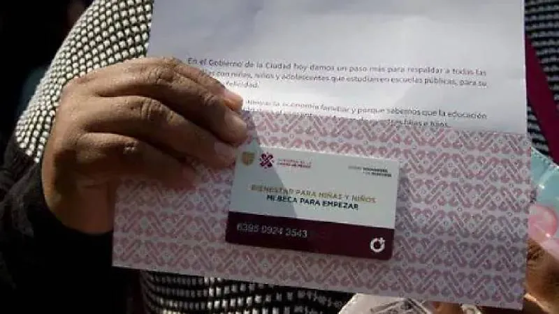 Padres y tutores deberán presentar su identificación, comprobante de registro e invitación para recoger la tarjeta del programa./ X