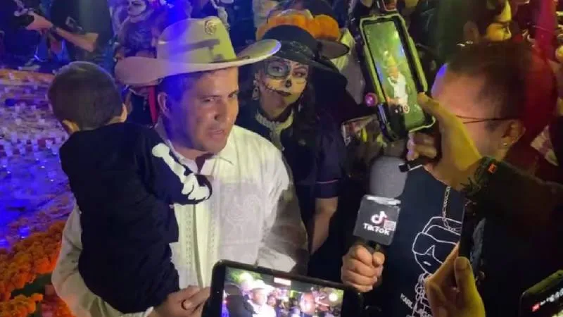 Carlos Manzo, presidente municipal de Uruapan, durante su última aparición pública antes del ataque./ RS