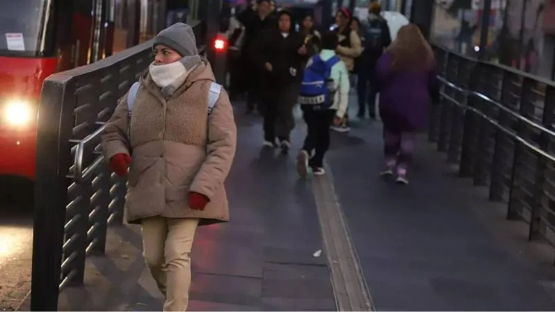 Autoridades capitalinas recomiendan proteger a menores, adultos mayores y mascotas ante el frío extremo./ RS