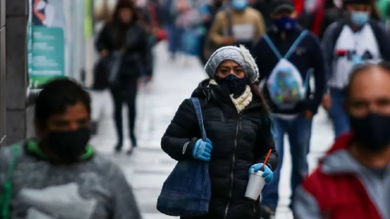 Ciudadanos se preparan con bufandas y chamarras ante el descenso de temperatura en la Ciudad de México./ RS
