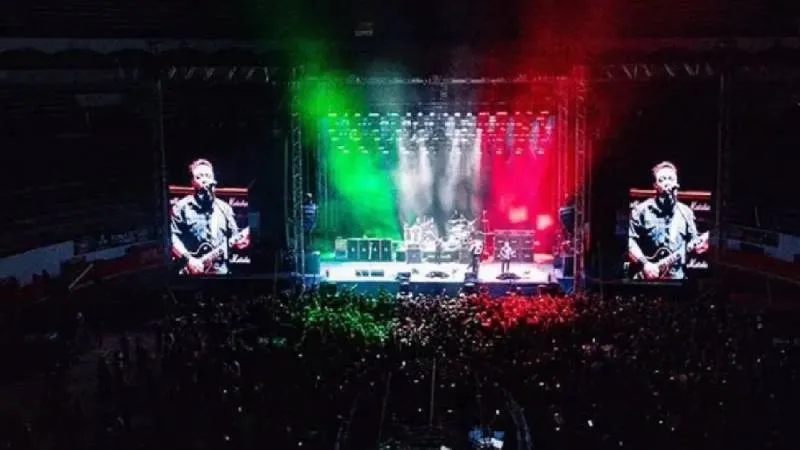 Molotov durante su concierto por 30 años en el Palacio de los Deportes, donde criticaron a la Cuarta Transformación./ IG: Molotov