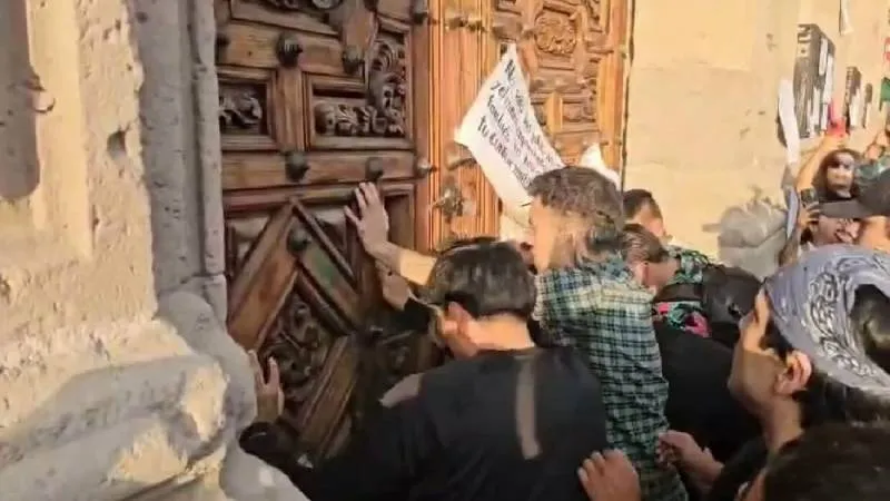 Algunos manifestantes lograron ingresar al edificio mientras exigían la presencia del gobernador./ RS