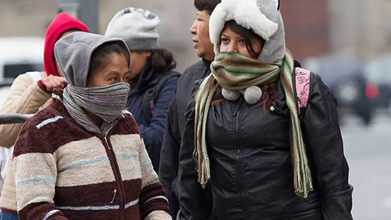 Autoridades recomiendan usar varias capas de ropa y evitar cambios bruscos de temperatura para prevenir enfermedades respiratorias./ RS