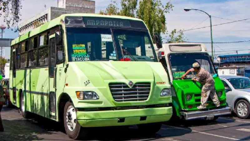 En microbuses y vagonetas, el costo va de 6 a 8 pesos. / RS