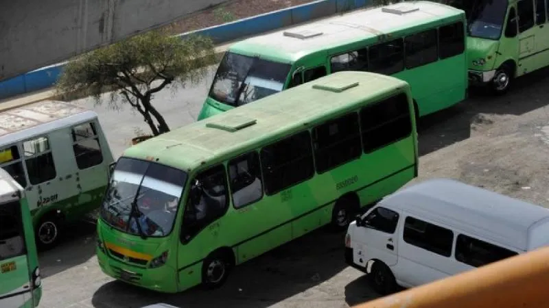 Las autoridades capitalinas reforzaron los operativos para detectar a choferes que cobren tarifas indebidas en microbuses. / RS