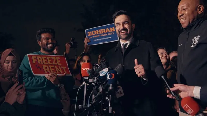 Miles de neoyorquinos celebraron el triunfo de Zohran Mamdani, considerado símbolo de una nueva era progresista./ AP