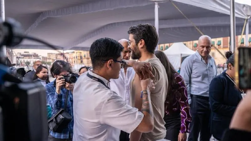 Ciudadanos acuden al módulo instalado en la plancha del Zócalo capitalino para recibir sus dosis sin costo./ X:Clarabrugada