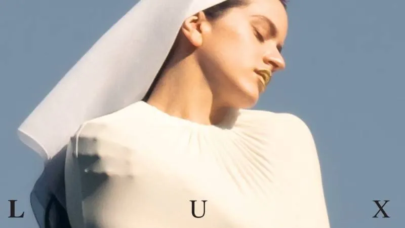 Rosalía canta en alemán, árabe, latín y catalán, entre otros idiomas, en su nuevo álbum LUX. / @rosalia.vt