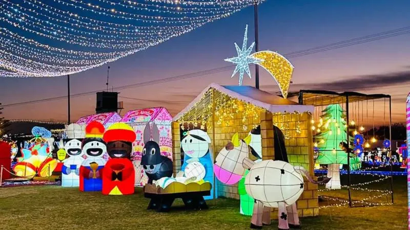 Miles de luces LED adornan los jardines y estructuras del parque temático en Atlixco, Puebla. / Brilla Fest