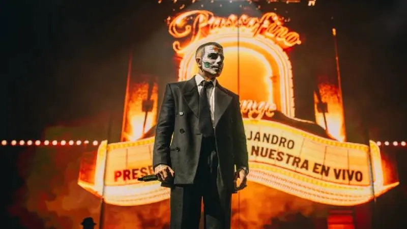 Rauw Alejandro se levanta con energía tras una aparatosa caída durante su concierto en la Ciudad de México./ Billboard