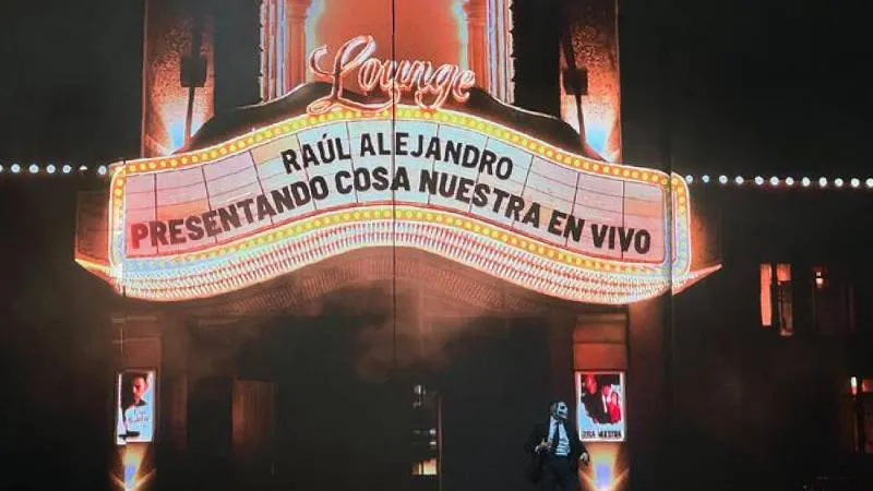 El público ovacionó a Rauw Alejandro luego de que, tras tropezar, retomó el ritmo del show como si nada hubiera pasado./ RS