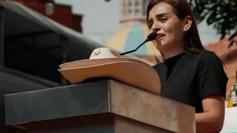 Grecia Itzel Quiroz, esposa de Carlos Manzo, asumió el cargo como alcaldesa sustituta y prometió continuar con el trabajo de su esposo./ RS