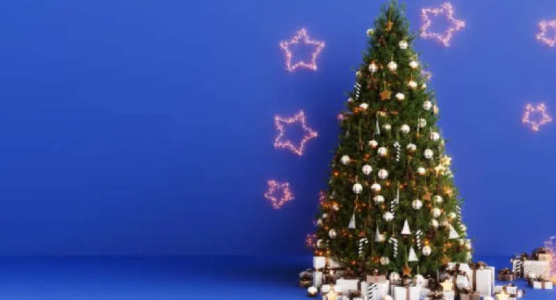 El pino navideño simboliza la vida eterna y la esperanza, valores centrales de la celebración cristiana./ Pixabay