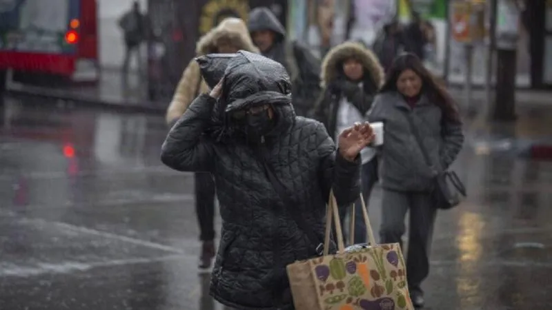 Brigadas de apoyo entregan cobijas y bebidas calientes en las zonas altas de la capital./ RS