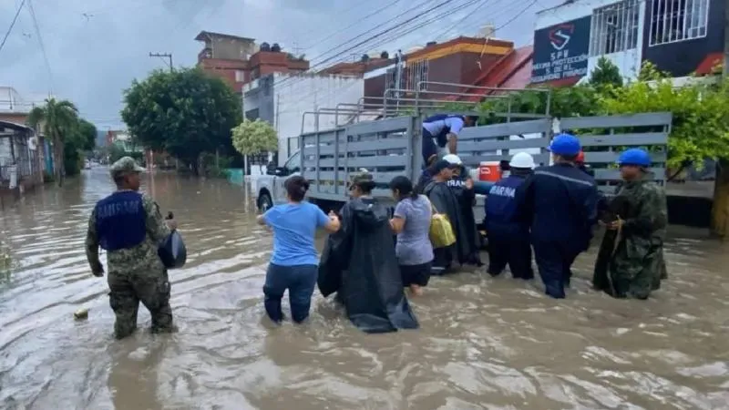 Ciudadanos acuden a los módulos de atención para verificar su registro y recibir el apoyo correspondiente a los daños. / RS