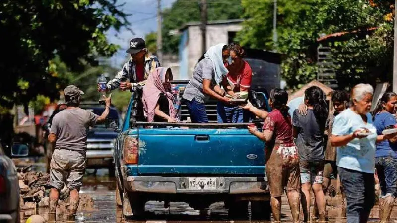 Personal de la Secretaría del Bienestar entrega el segundo apoyo económico a familias afectadas por las lluvias. / RS
