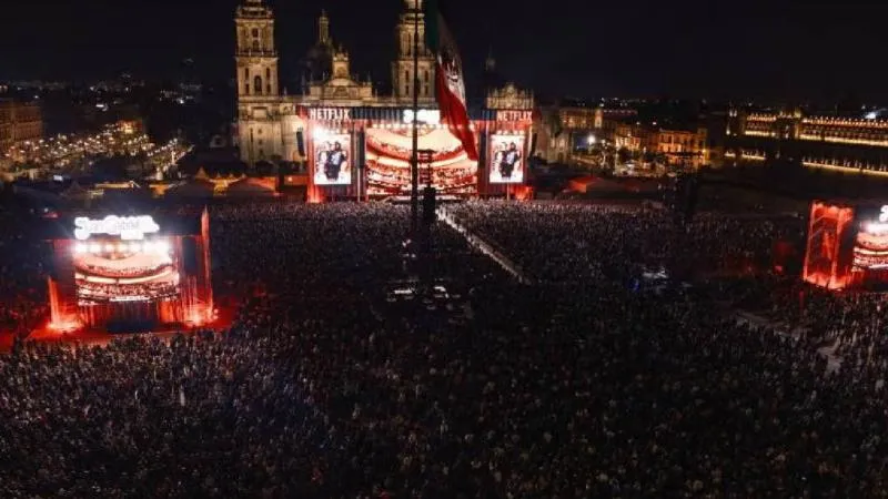 Miles de admiradores llenaron el Zócalo capitalino durante la proyección del histórico concierto de Juan Gabriel en Bellas Artes./ RS