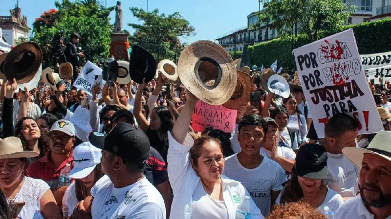 Los organizadores piden a los asistentes vestir de blanco y portar velas como símbolo de unidad y paz./ RS
