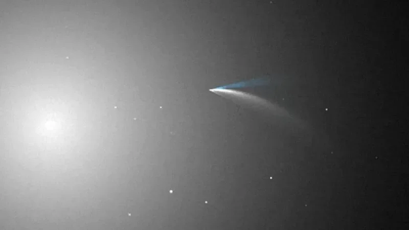El cometa 3I/ATLAS viaja a miles de kilómetros por segundo y ofrece una ventana única para entender cómo se forman los cuerpos en otros sistemas solares.. / RS
