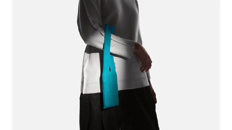 El iPhone Pocket combina diseño japonés y tecnología de punta en una funda tejida 3D creada junto a Issey Miyake./ Apple