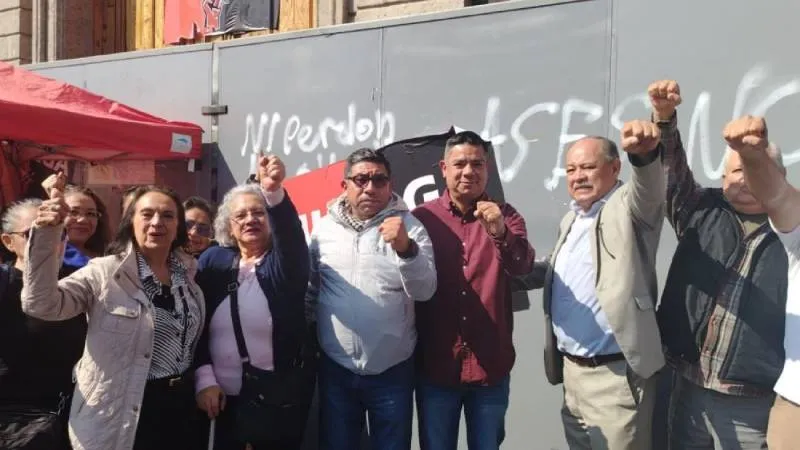 Trabajadores del Monte de Piedad participan en la votación que definirá si continúa o se levanta la huelga./ RS