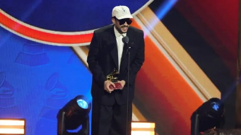 Bad Bunny fue el gran ganador de la noche al llevarse Álbum del Año con Debí tirar más fotos./ AP