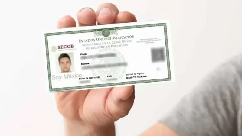 Personal del registro toma la fotografía oficial requerida para la CURP Biométrica de menores./ RS