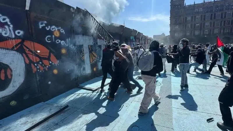 Encapuchados derribaron vallas metálicas frente a Palacio Nacional durante la marcha de la Generación Z México./ La Jornada