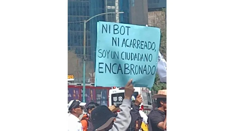 Policías de la CDMX usaron polvo de extintores para dispersar al grupo que intentó avanzar hacia la fachada del recinto./ Captura de pantalla