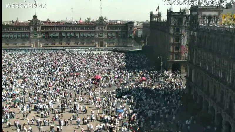 La utilización de extintores generó una densa nube blanca que detuvo el avance de los encapuchados sin causar heridos./ Captura de pantalla