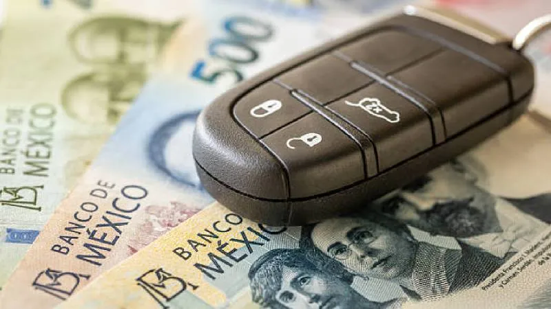 Usar el celular al conducir podrá costar hasta 20 UMAs en casos de reincidencia./ Pixabay