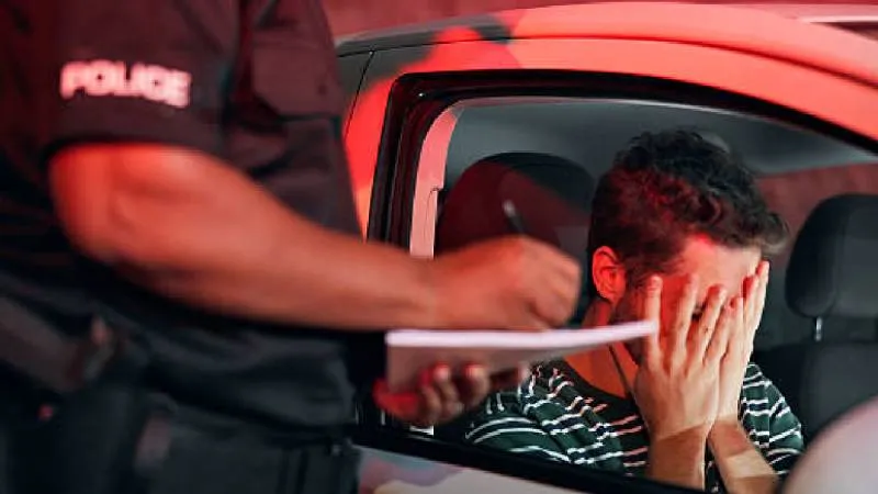 Motociclistas deberán portar casco certificado y licencia vigente para evitar sanciones./ Pixabay