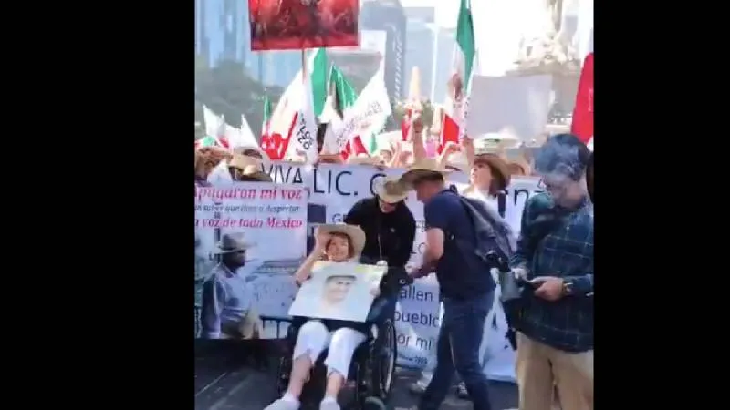 Mamá Raquel, abuela de Carlos Manzo, participó en la marcha de Generación Z y lanzó severas acusaciones desde el Zócalo./ Captura de pantalla