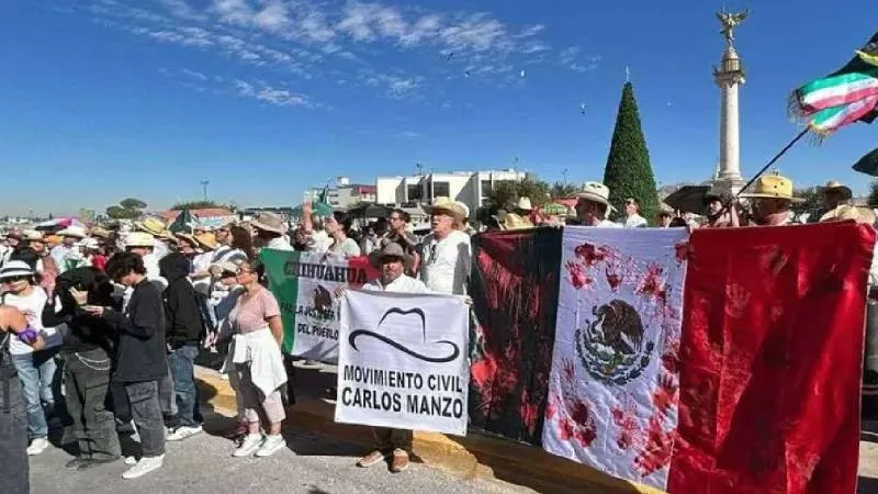 Con una fotografía de su nieto, la abuela exigió que se investigue a presuntos responsables del asesinato del alcalde de Uruapan./ RS
