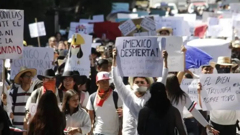 La presencia de la familia Manzo dio un giro emocional a la marcha convocada por Generación Z México. / RS