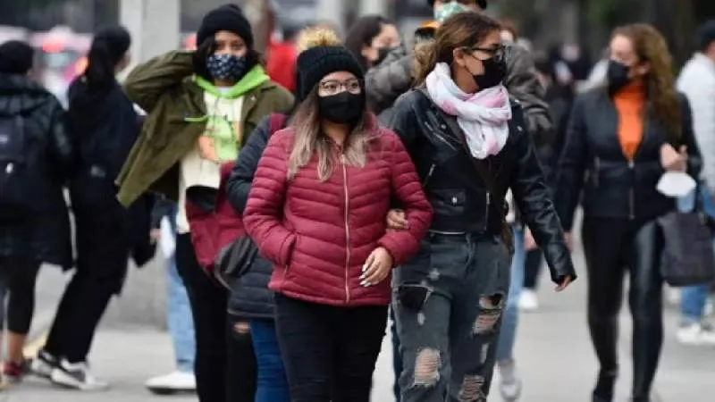 Autoridades recomiendan usar varias capas de ropa y evitar cambios bruscos de temperatura./ RS