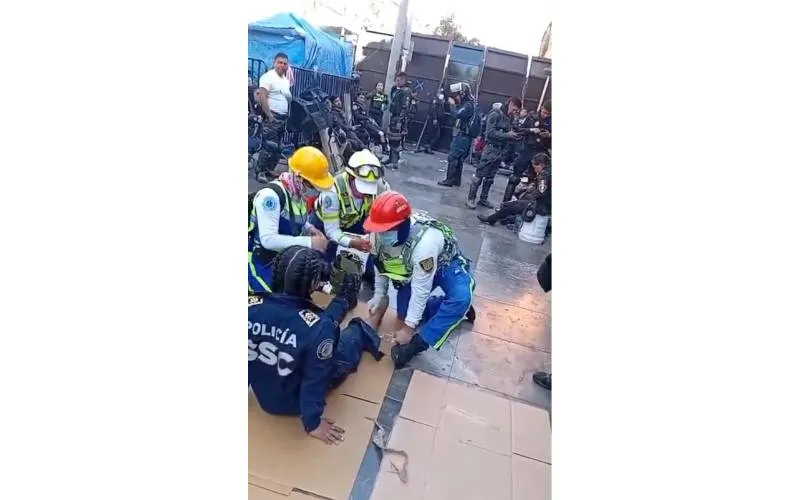 100 policías resultaron lesionados. / X