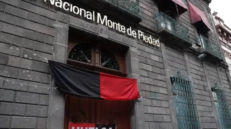 Trabajadores colocaron banderas rojinegras tras denunciar violaciones al contrato colectivo./ RS