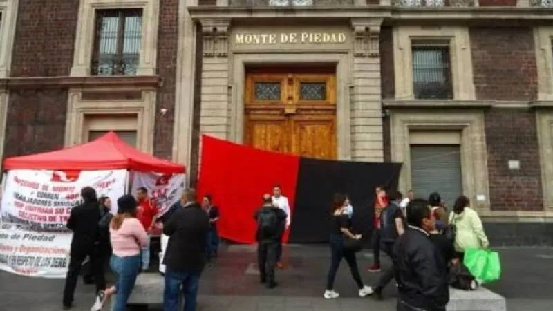 Miles de usuarios siguen sin poder refrendar o desempeñar sus prendas debido al paro./ RS