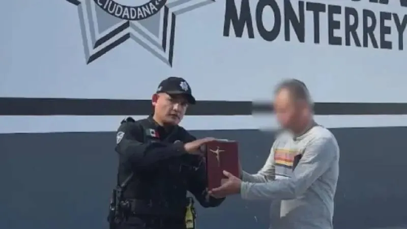 Elementos de la Policía Regia localizaron la mochila con la urna que un hombre extravió en un bar de Monterrey./ Policía de Monterrey