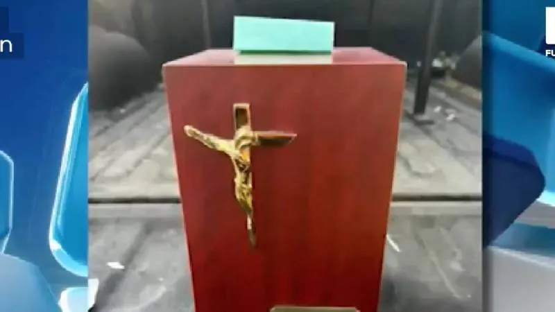 El hombre agradeció a los oficiales luego de que la mochila con las cenizas de su mamá fuera hallada en la vía pública./ FIA Noticias